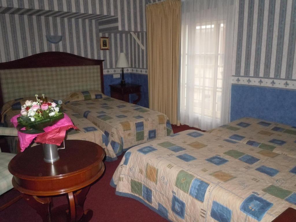 Hotel La Croix Blanche Montrichard Zimmer foto