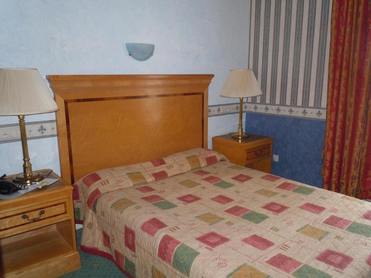 Hotel La Croix Blanche Montrichard Zimmer foto
